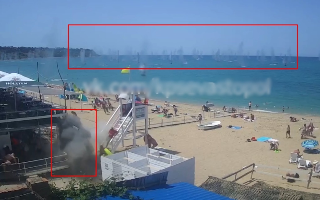 Khoảnh khắc bom chùm lao tới tấp xuống bãi biển Sevastopol do Nga kiểm soát